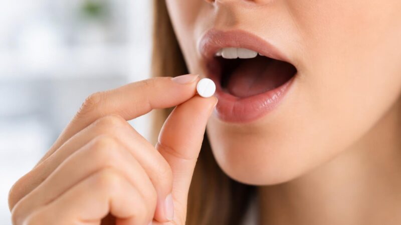 Remédio sublingual pode ser engolido? Entenda os fatores, riscos e orientações
